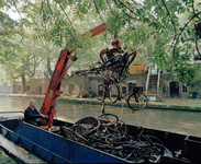 823954 Afbeelding van het opdreggen van fietswrakken uit de Oudegracht te Utrecht ter hoogte van de Strosteeg, met ...